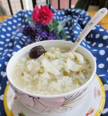 百合雪梨粳米粥怎么做？有哪些健康益处？