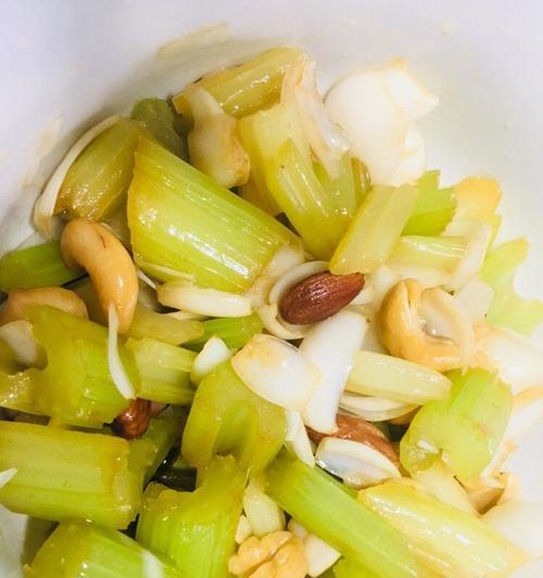 百合西芹拌腰果怎么做？步骤和技巧是什么？  第2张