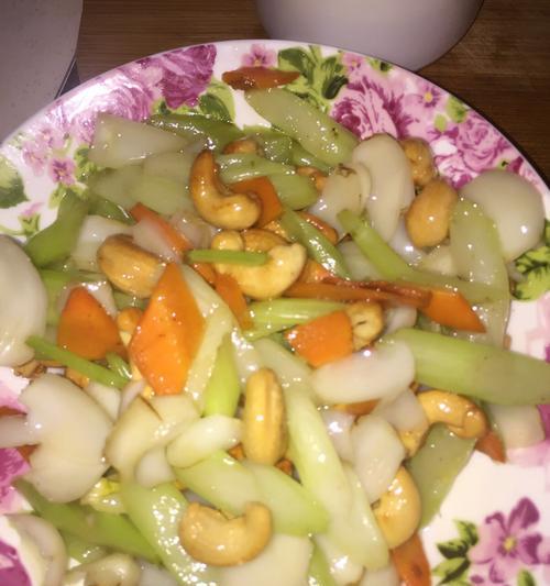 百合芹菜腰果炒虾仁怎么做？步骤和技巧有哪些？  第2张