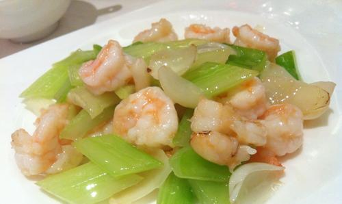 百合芹菜腰果炒虾仁怎么做？步骤和技巧有哪些？  第3张