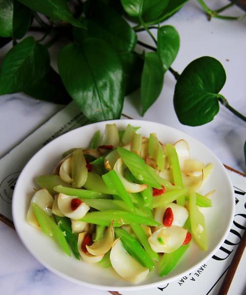 百合芹菜炒肉丝怎么做？步骤和技巧是什么？  第2张