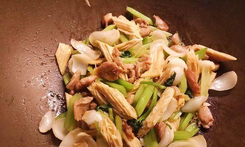 百合蘑菇炒肉片的做法是什么？如何炒出鲜嫩可口的肉片？  第2张