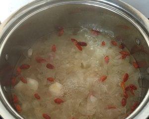 百合莲子银耳羹怎么做？有哪些健康益处？