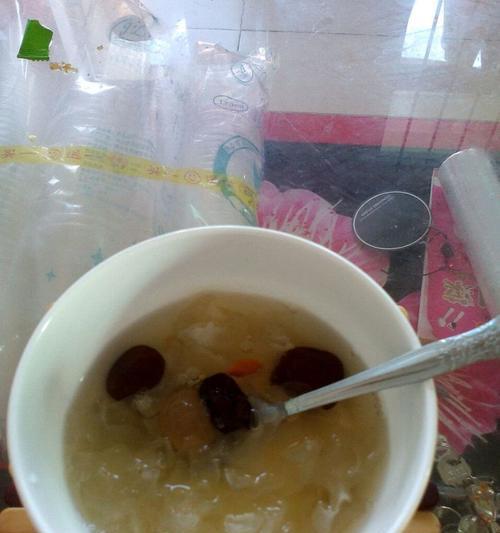 百合红枣银耳汤怎么做？有哪些健康益处？