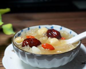 百合红枣枸杞银耳羹怎么做？有哪些健康益处？  第2张