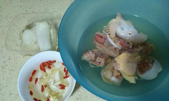 百合枸杞鸡汤怎么做？有哪些健康益处？