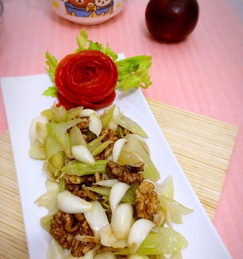百合枸杞炒西芹的做法是什么？这道菜的营养价值如何？  第3张