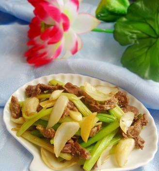 如何制作百合炒香芹？这道菜的正确步骤是什么？  第3张