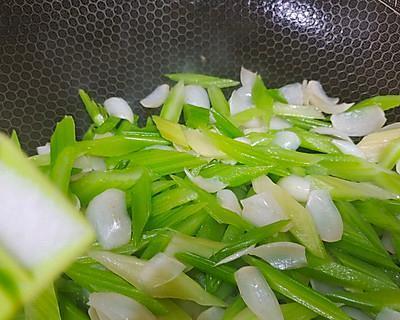 百合炒鲜鱿的做法是什么？如何炒出鲜嫩可口的百合炒鲜鱿？  第3张