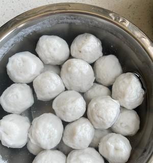 百分百手工纯鱼丸的做法是什么？如何确保鱼丸的纯正口感？
