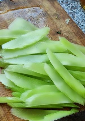 白玉菇炒莴笋的做法是什么？如何炒出鲜嫩可口的莴笋？