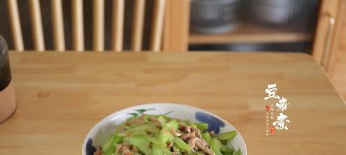 白芹炒肉丝的做法是什么？如何炒出鲜嫩可口的白芹炒肉丝？  第2张