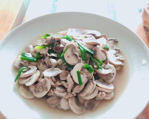 白蘑菇炒肉怎么做？步骤和技巧有哪些？  第3张