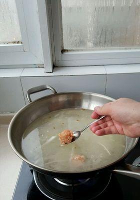 白萝卜鱼丸汤的做法是什么？如何在家轻松制作？