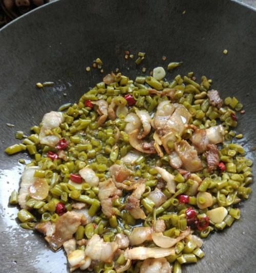 自制酸豆角炒肉沫做法详解（一道简单实用的家常美食，让你轻松掌握）  第1张