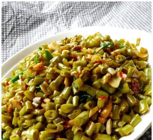 自制酸豆角炒肉末（学会自己做酸豆角炒肉末，轻松搞定一道美味佳肴）