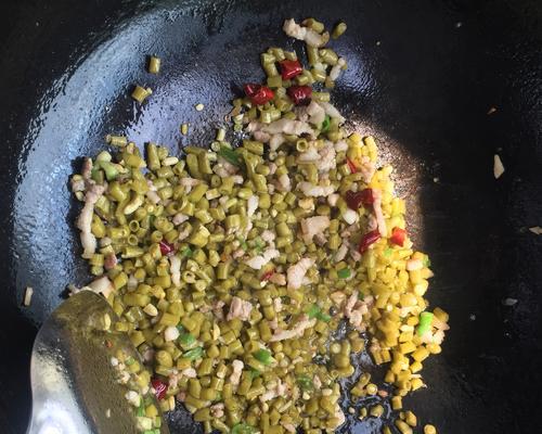 自制酸豆角炒肉末（学会自己做酸豆角炒肉末，轻松搞定一道美味佳肴）  第3张