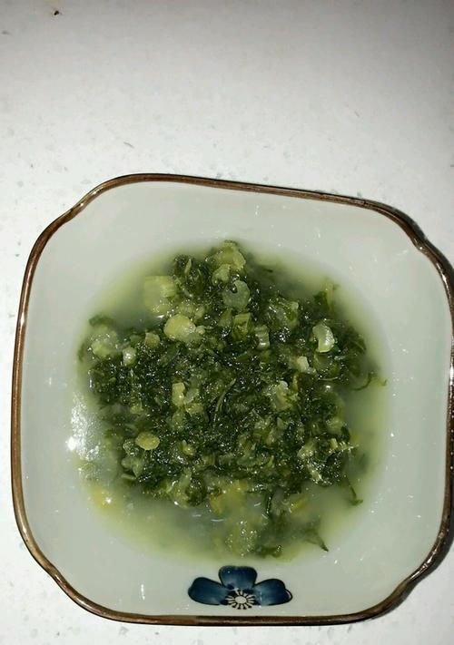 自制酸菜，做出真正的美味（掌握酸菜制作技巧，让家常菜更加有味道）