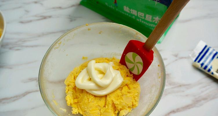 做出自制素沙拉酱，让你的沙拉更加美味（15个简单步骤，让你轻松做出口感绝佳的素沙拉酱）