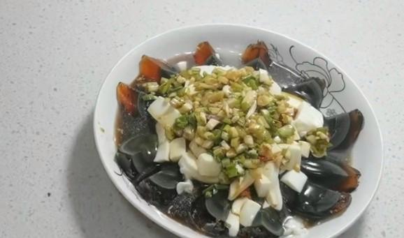 自制松花蛋肠的做法（轻松制作美味松花蛋肠，健康美味两不误！）  第2张