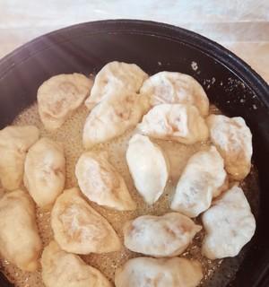 自制水煎包，手工制作更健康（用料简单，口感绝佳，让你轻松掌握制作技巧）