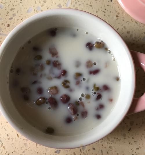 自制水果汤，美味又健康！（用新鲜水果打造健康饮品，让你轻松拥有美丽身材！）  第1张