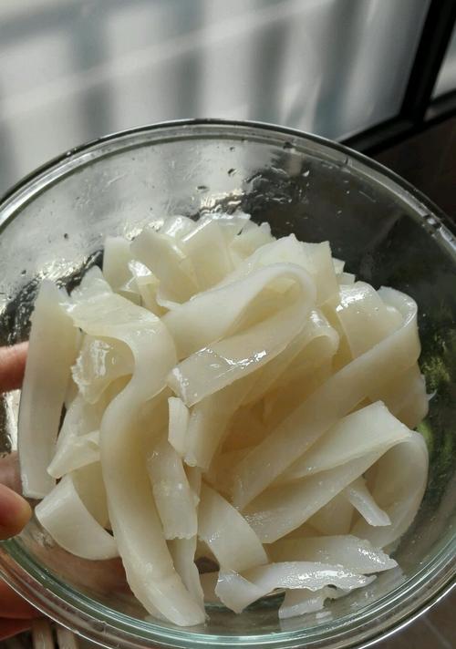 自制爽口凉皮的做法（家庭美食，轻松自制）