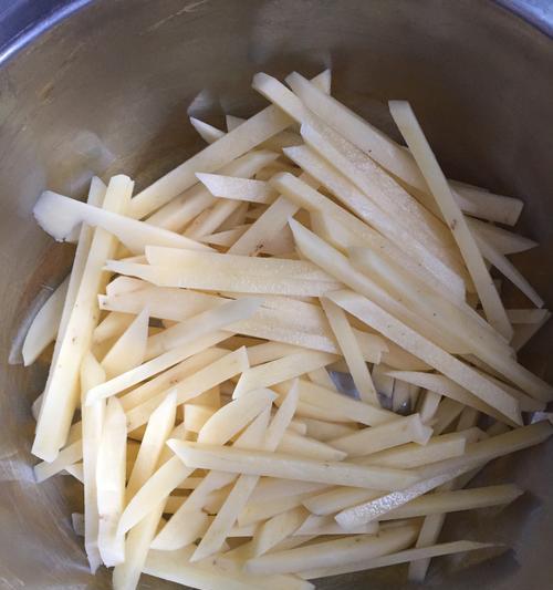 自制薯条的做法（用家庭食材做原味薯条，营养又美味）  第3张