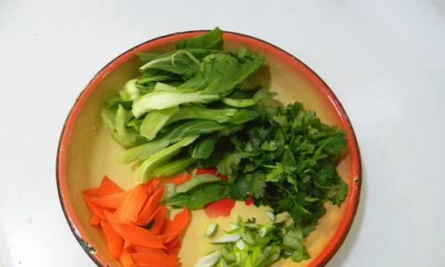 手工制作健康蔬菜面（用新鲜有机蔬菜打造美味营养）  第3张