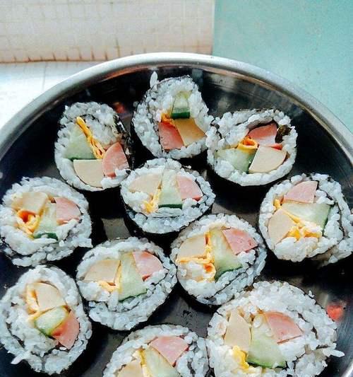手把手教你制作美味自制寿司（新鲜食材+简单步骤=美味寿司宴）  第3张