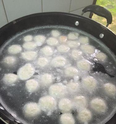 自制手工鱼丸的做法（一步步教你制作美味可口的手工鱼丸）  第1张