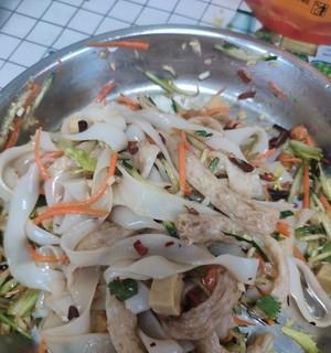 自制手工凉皮的制作方法（教你如何制作美味可口的手工凉皮）