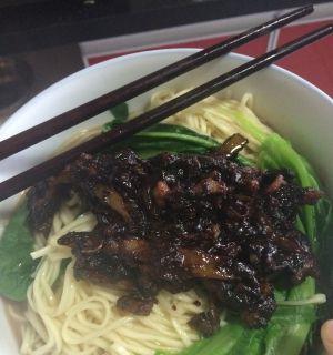 自制什锦炸酱面，美味又实惠（学会做一碗味道出众的什锦炸酱面，轻松开启美食之旅）  第1张