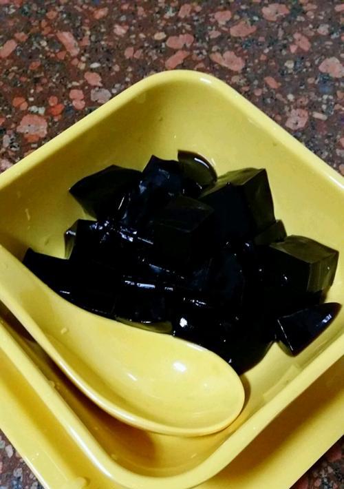 DIY烧仙草，想要尝鲜自己动手吧！（手工打造道地口感，让你回味无穷）