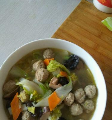 自制肉丸子的做法（从选料到烹饪全程教学，教你做好肉丸子）  第1张