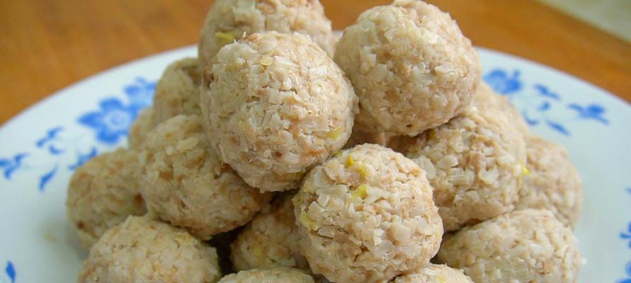 自制肉丸子的做法（从选料到烹饪全程教学，教你做好肉丸子）  第2张