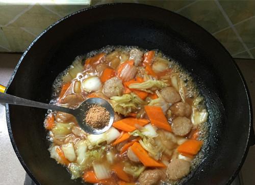自制营养美味——肉丸子白菜汤（家庭健康必备的养生菜谱，味道好又营养丰富！）  第3张