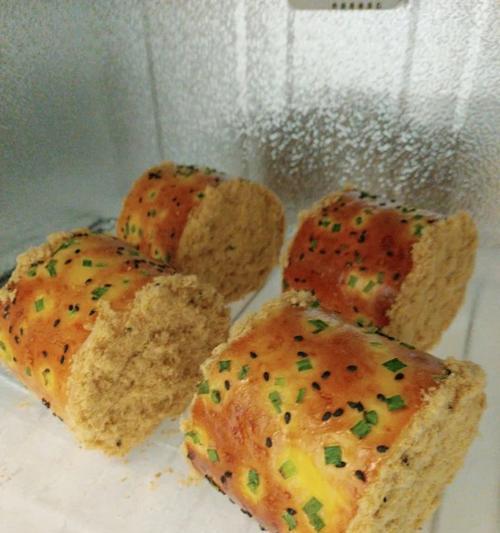 自制肉松面包卷制作教程（学会制作美味可口的肉松面包卷，轻松享受自家烘焙的味道）  第2张