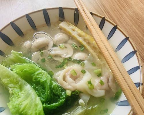 自制清汤抄手，健康美味从自己开始（教你用简单材料做出口感鲜美的抄手）