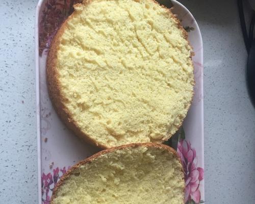 自制戚风蛋糕的制作方法（用简单材料打造蓬松美味）  第2张