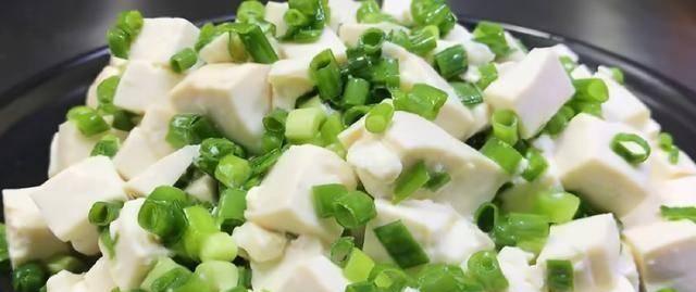 自制鸡精拌小葱豆腐怎么做？有哪些步骤和技巧？