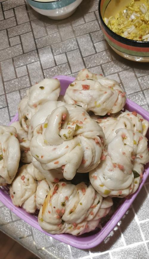 撞色火腿粒香葱花卷怎么做？步骤和技巧是什么？  第3张