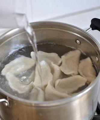 煮水饺的做法是什么？如何煮出完美的水饺？  第2张