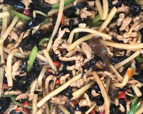 竹笋木耳炒肉怎么做？步骤和技巧有哪些？