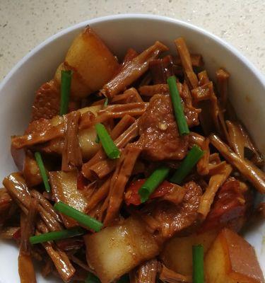 竹笋干焖五花肉怎么做？步骤和技巧有哪些？  第3张