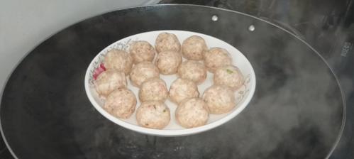 蒸萝卜肉丸的做法是什么？如何确保肉丸鲜嫩多汁？  第1张