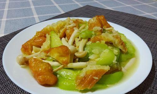 油条烩丝瓜怎么做？有哪些步骤和技巧？