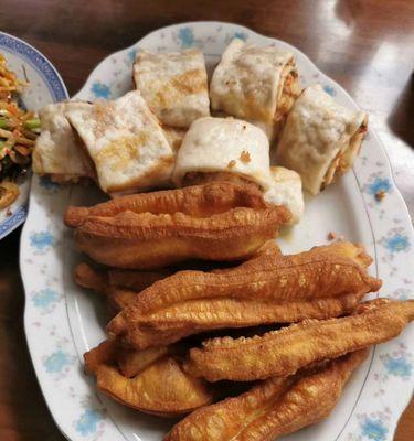 油条怎么做才蓬松？在家自制油条的步骤和技巧是什么？