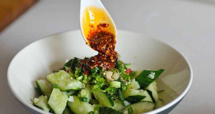 油泼黄瓜片怎么做？步骤和技巧是什么？  第2张