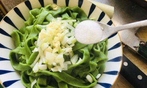 油泼菠菜面怎么做？步骤和技巧是什么？  第3张